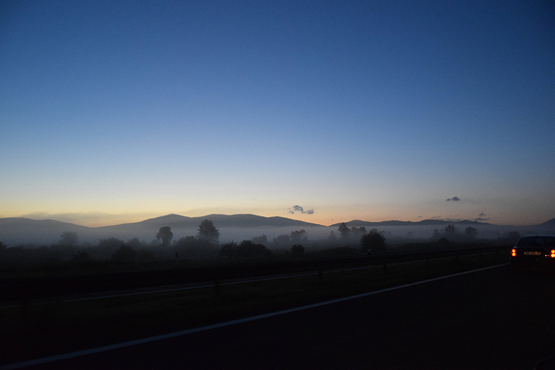 日落时分公路旁雾蒙蒙的山坡
