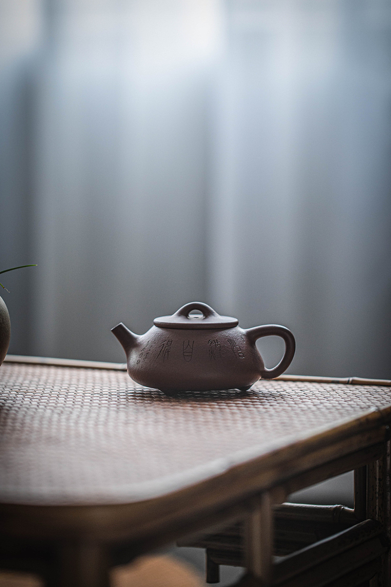 桌上的粘土茶壶