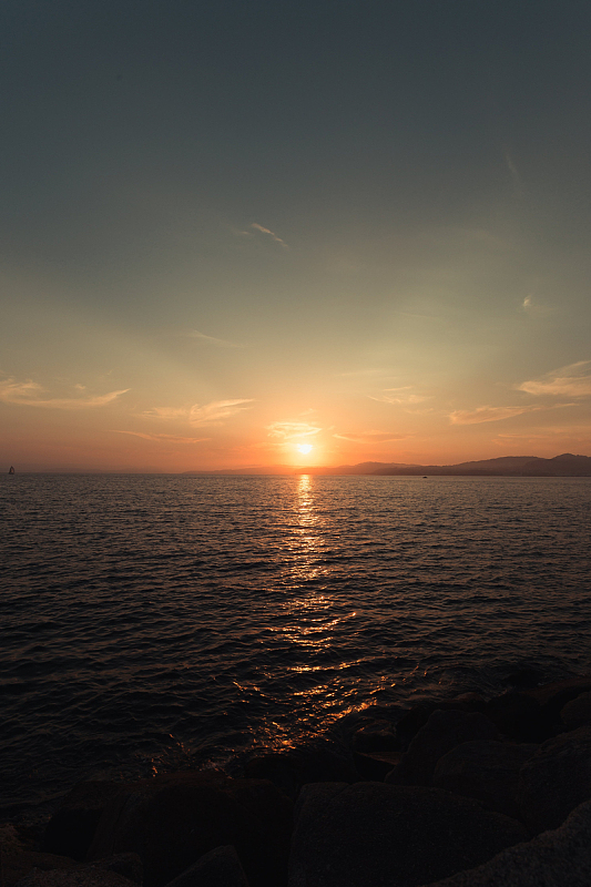 水面上的落日余晖