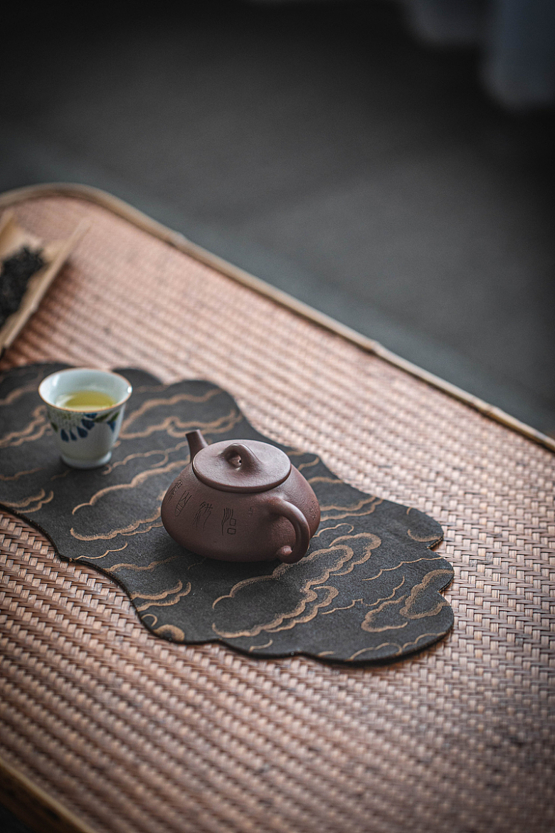 桌子上的茶壶和茶杯