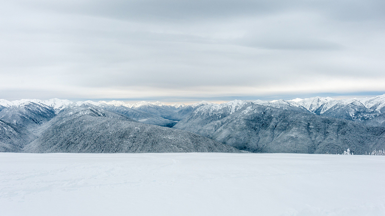 白雪皑皑的平原和山脉