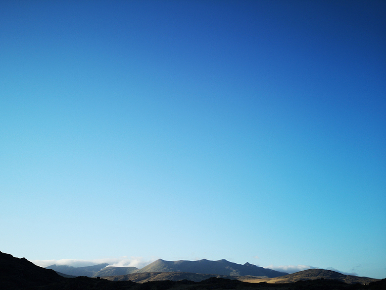 蓝天下的山脉