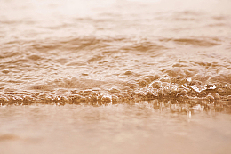海水轻轻地在海滩上冒泡