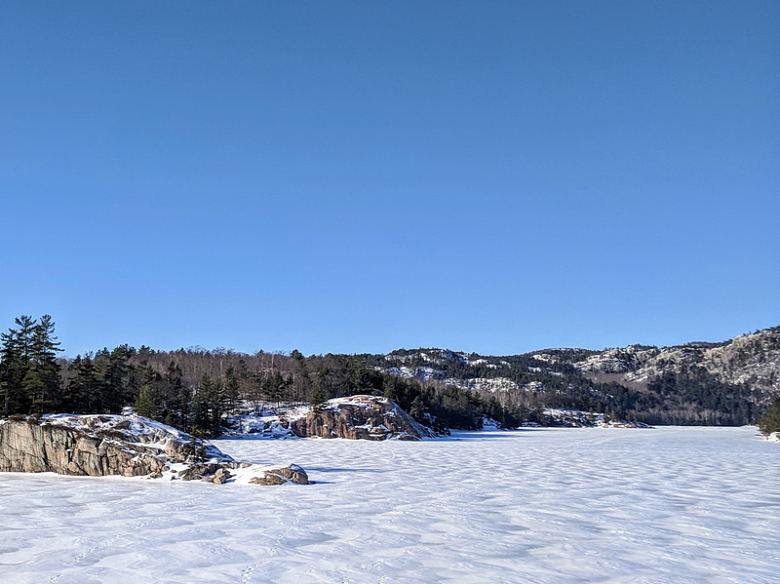 被冬雪覆盖的结冰的湖面