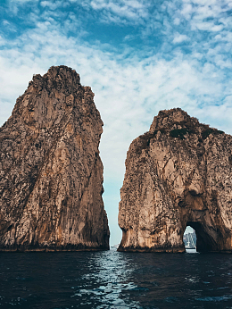 高耸的岩层守卫着海湾
