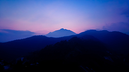 日落时蓝山和粉红色天空的景观