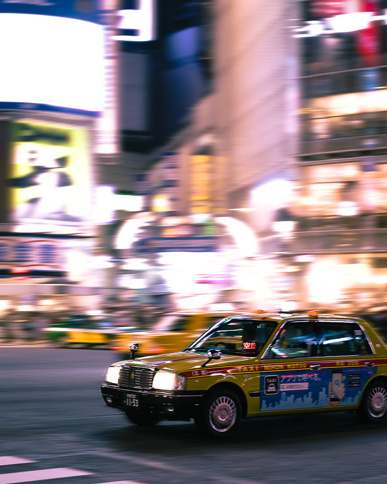 一辆出租车在城市街道上飞驰