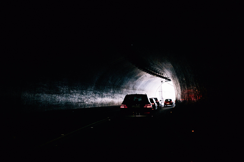 黑暗隧道的车灯