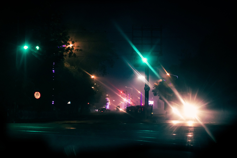 城市灯光下的多彩线条