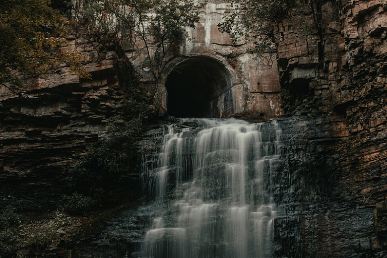 悬崖峭壁内隧道流出的瀑布