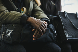 在公交车上交叉抱着包