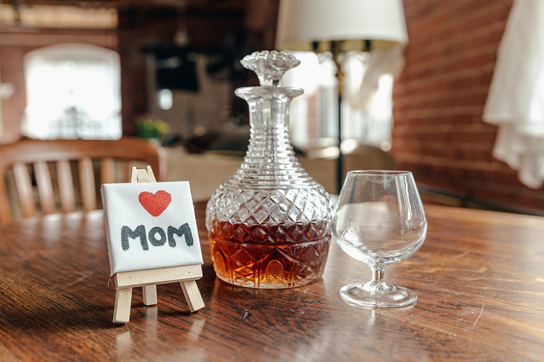 桌上酒瓶玻璃杯母亲节礼物