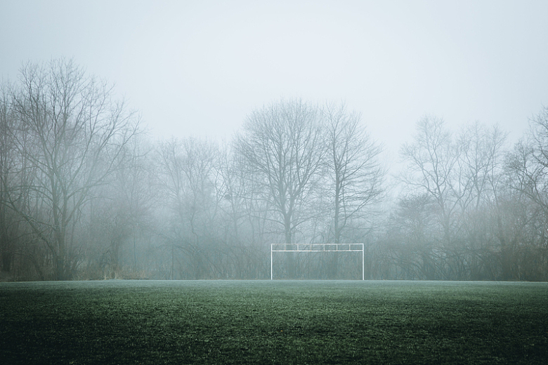 足球场一侧雾蒙蒙景象