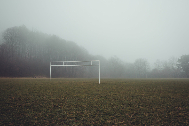 雾蒙蒙的足球场