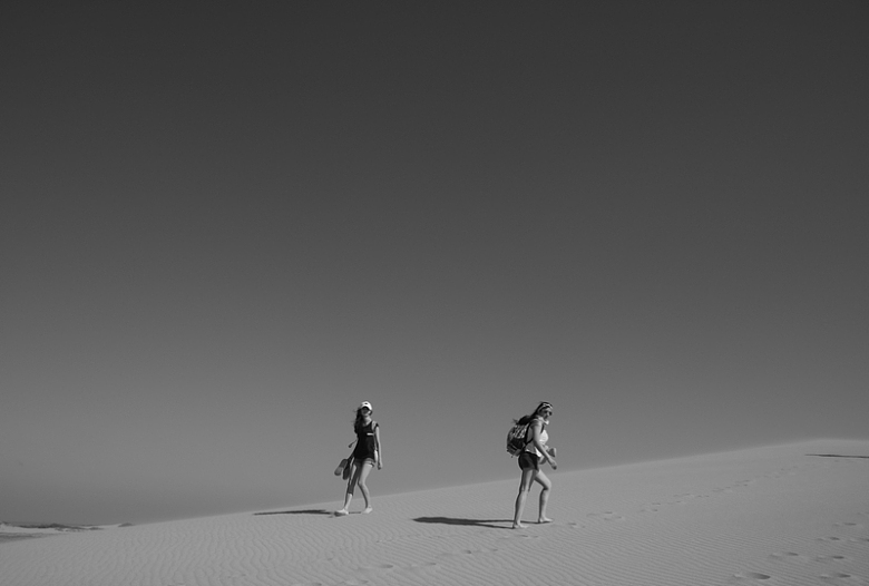 在沙漠中行走的人