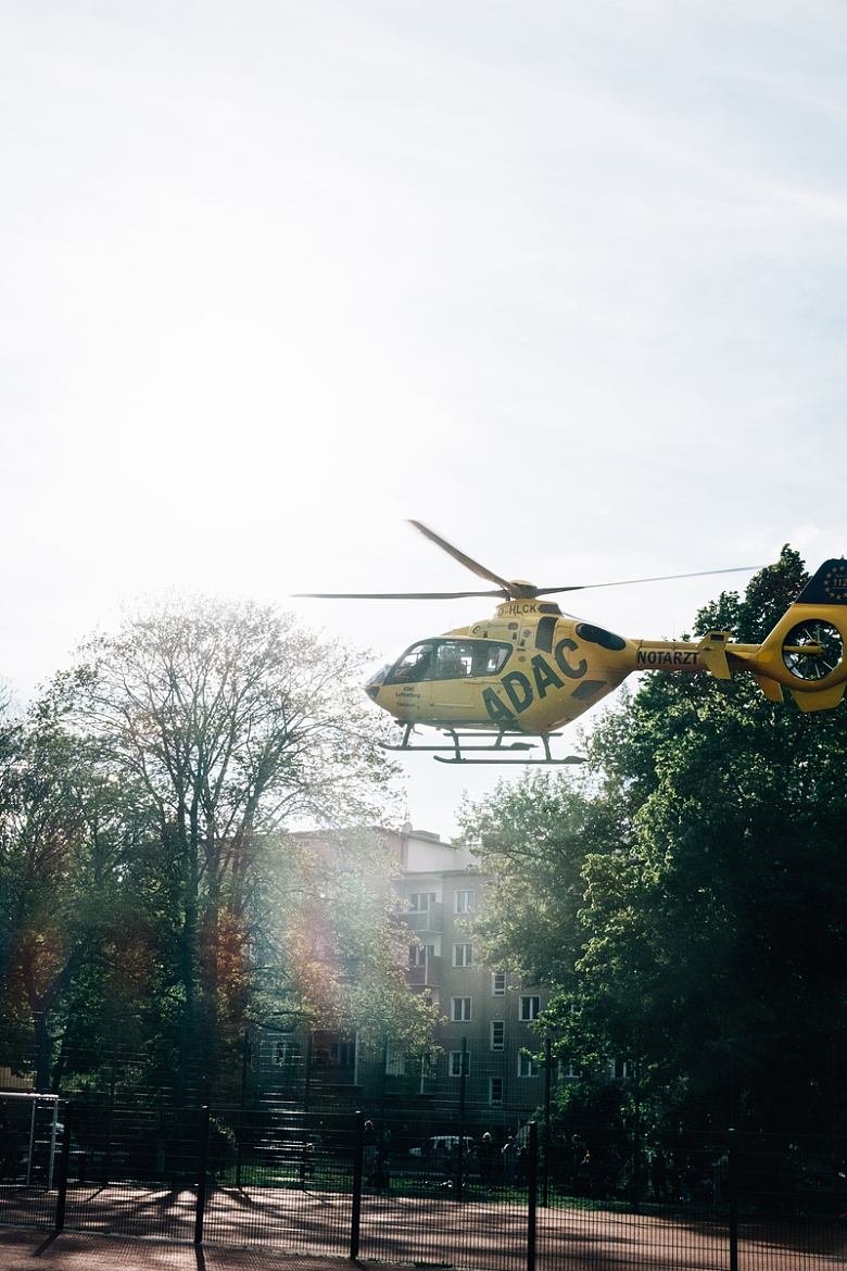 黄色直升机降落在城里