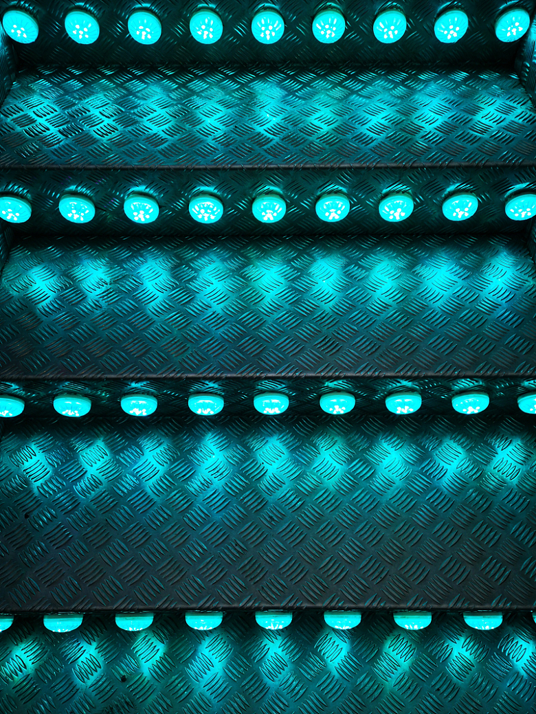 蓝绿色灯泡台阶