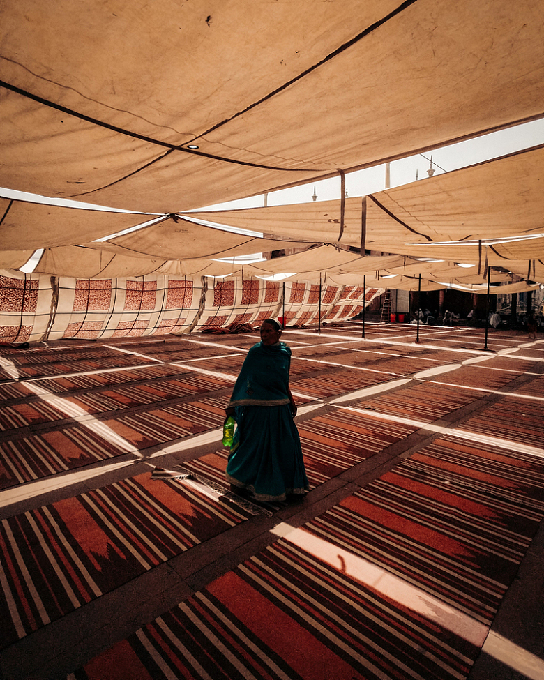 一个女人站在一个大帐篷下