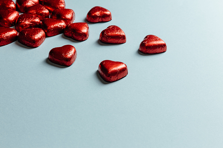 桌子上的红心巧克力