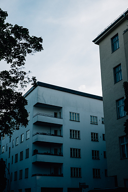 两栋住宅楼之间的阴影