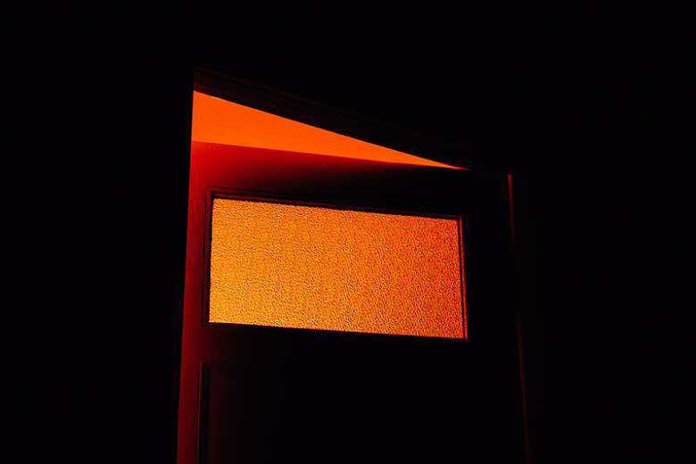 有磨砂窗的门让橙色的阳光照进来