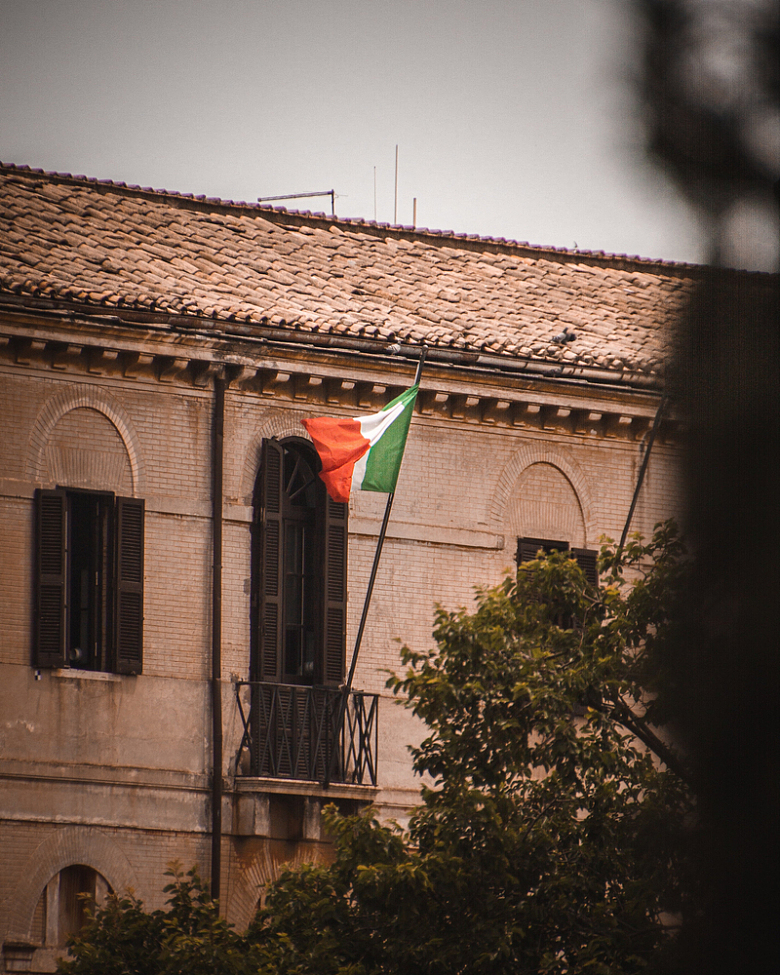 一面意大利国旗在阳台上飘扬