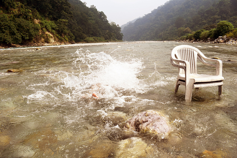 河水中飞溅水花和度假椅