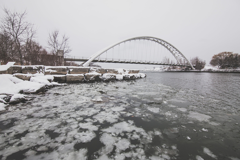 桥下冰冷的冬季海水