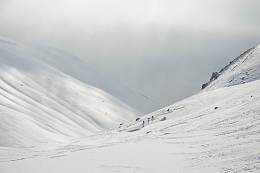 雪山山峰上的登山者