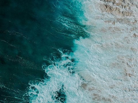 海浪冲击沙质海岸的航拍照片