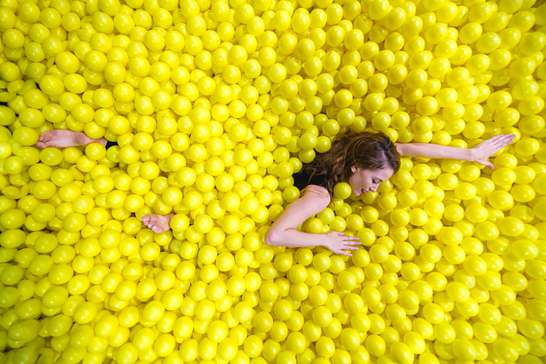 女子在黄色球池中游泳