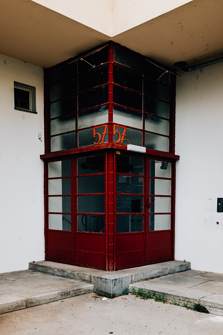 有红色门的对称建筑入口