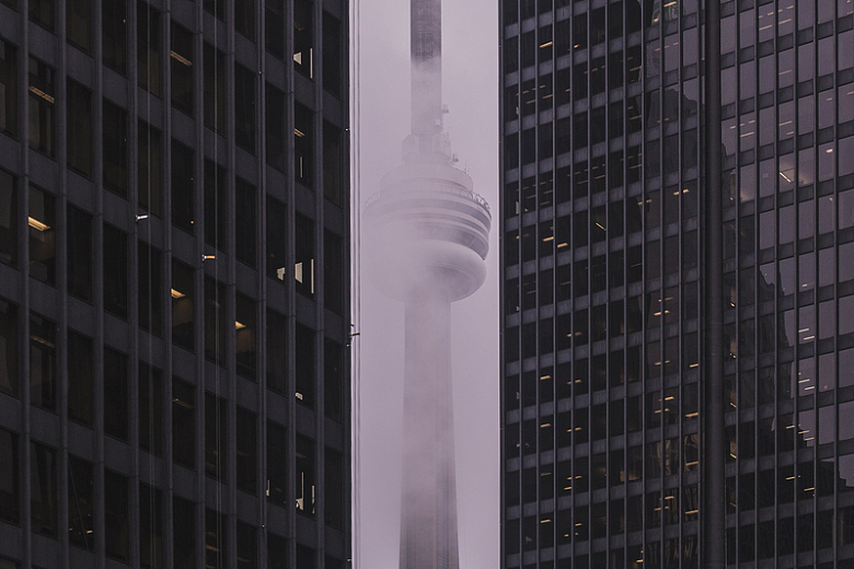 市中心塔楼周围的雾
