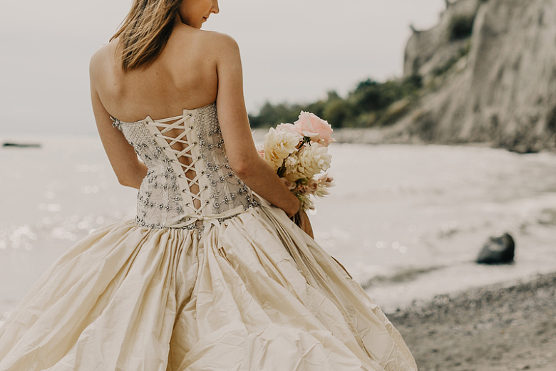 海边拍婚纱照的新娘