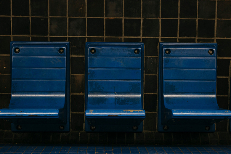 地铁站台上的蓝色公共座椅