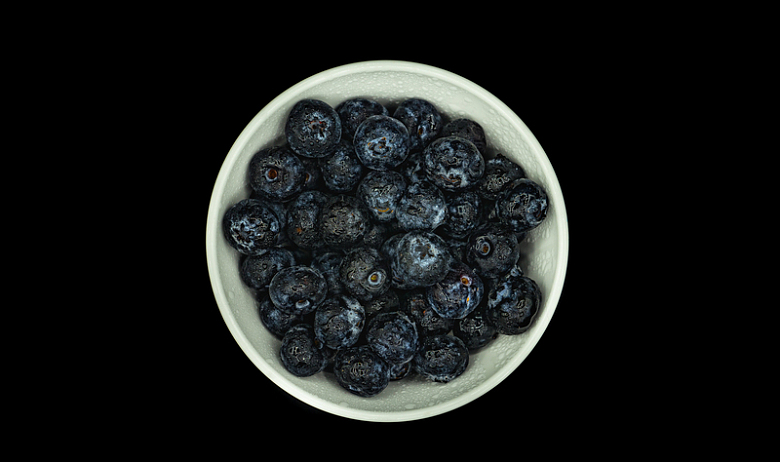 蓝莓碗搭配黑色