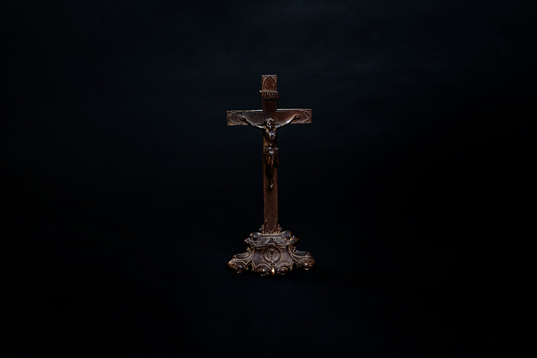 黑底旧木十字架