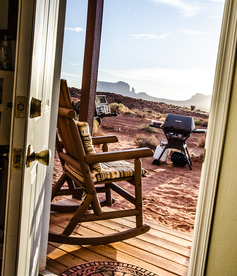 穿过一扇门门廊上的一把摇椅俯瞰着沙漠