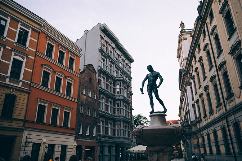 城市广场上一个拿着勺子的男人雕像