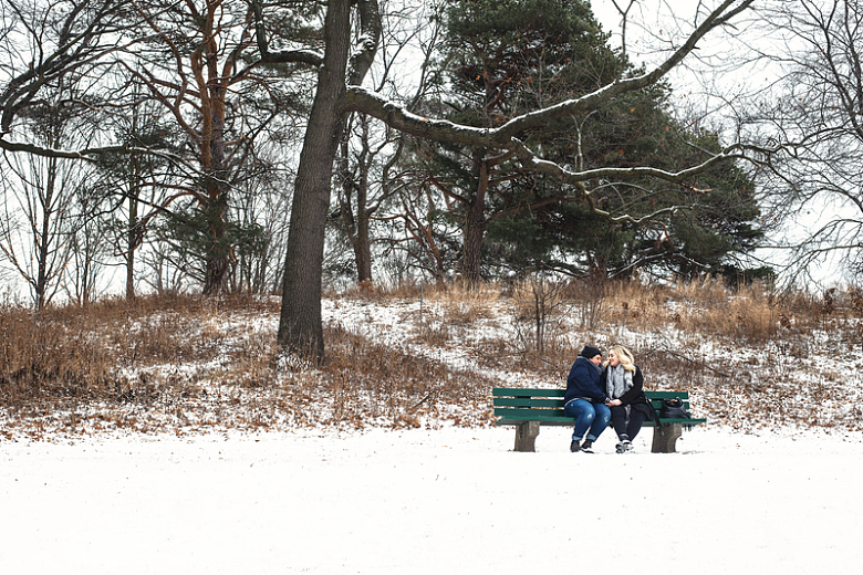 冬日公园长椅上的情侣