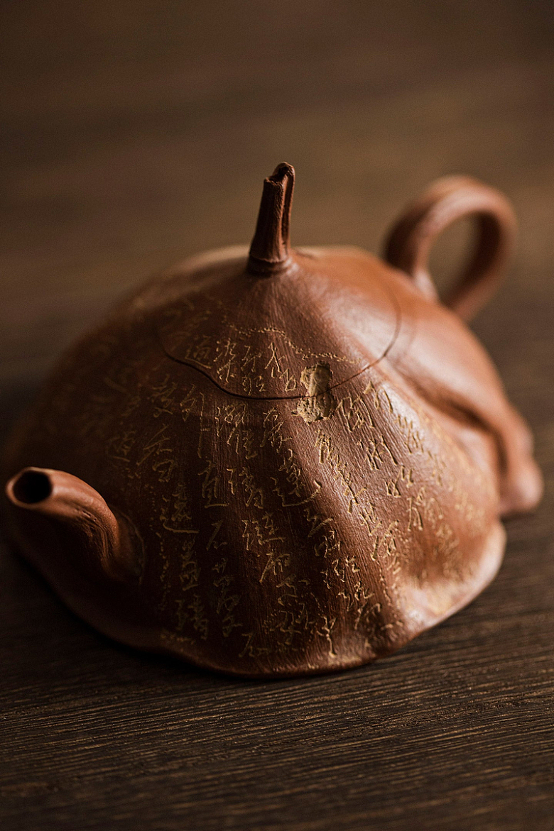 独特的金属茶壶坐落在木制表面