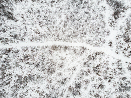 雪地里的徒步小径