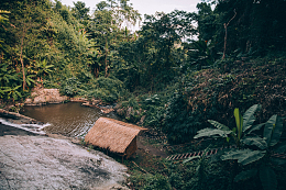 水池旁的小屋