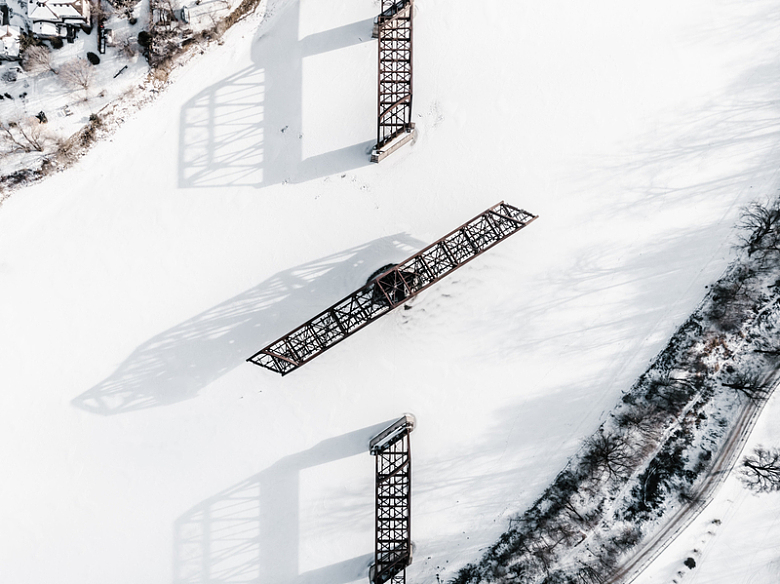 积雪覆盖下的生锈金属铁架