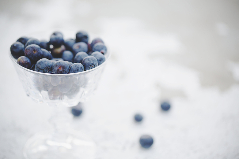 玻璃碗里的蓝莓