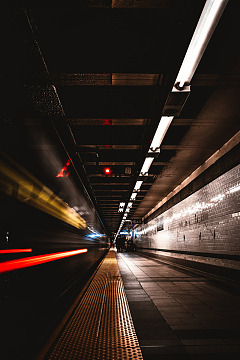 站台列车隧道