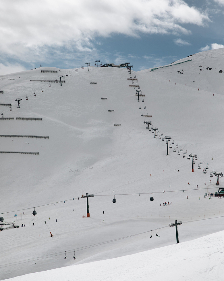 滑雪缆车正在上山