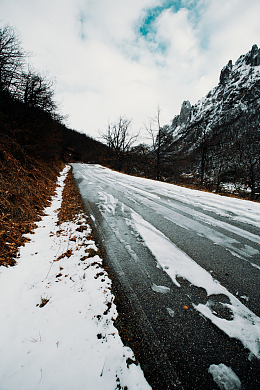泥泞的冬季道路
