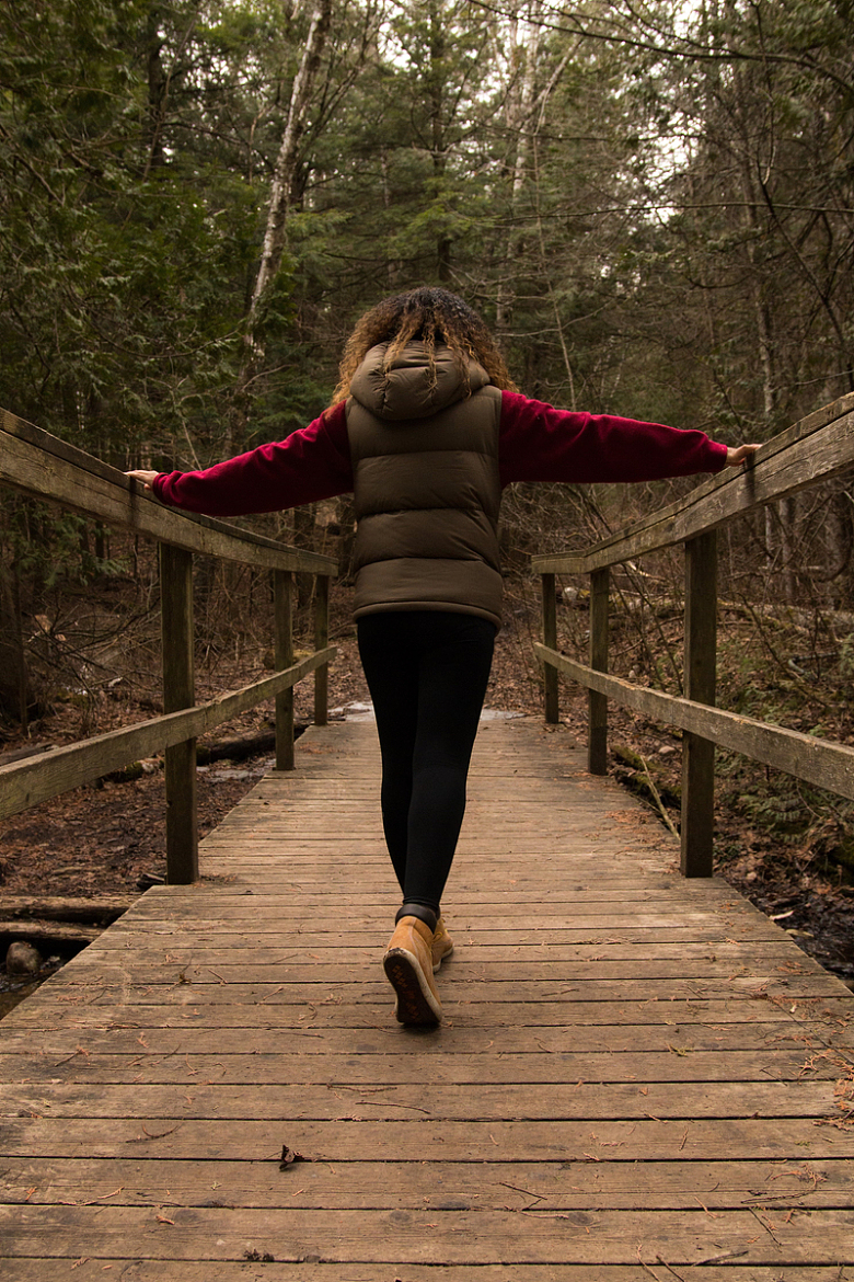 一名妇女在森林中过桥