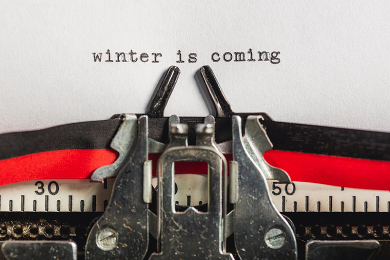 打字机上写着冬天来了